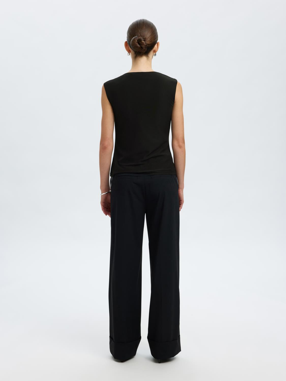model_shot-back
